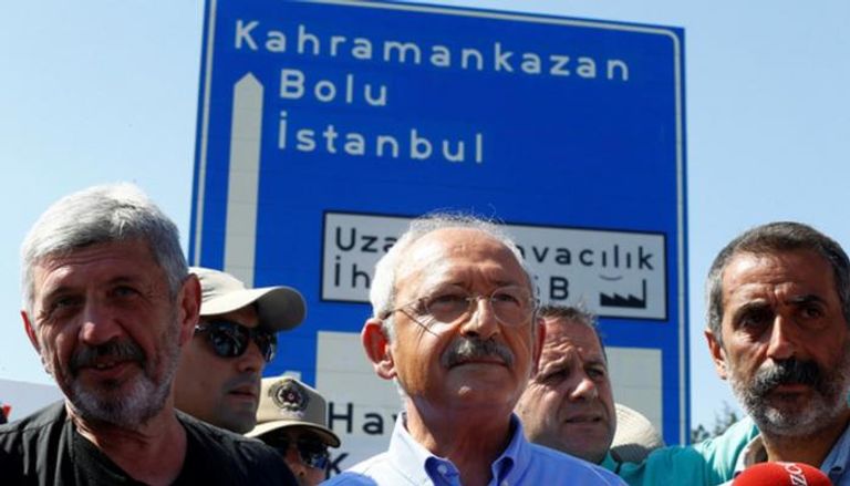 زعيم المعارضة التركية يتقدم مظاهرة ضد أردوغان - رويترز