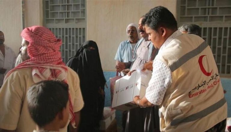 جانب من مساعدات الهلال الأحمر الإماراتي لأسر اليمن - أرشيفية