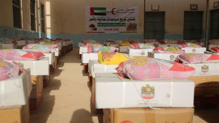 جانب من مساعدات الهلال الأحمر الإماراتي لأسر اليمن - أرشيفية