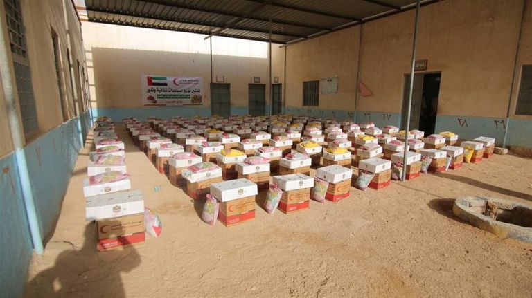 جانب من مساعدات الهلال الأحمر الإماراتي لأسر اليمن - أرشيفية