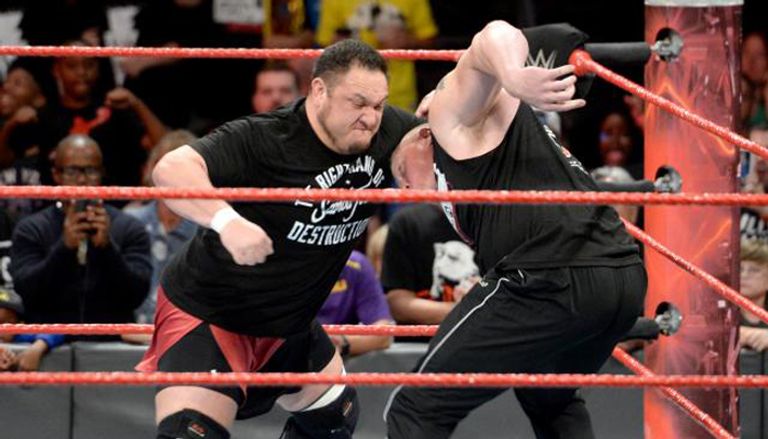 عدد كبير من المصارعين يحاولون الفصل بين ليسنر وجو