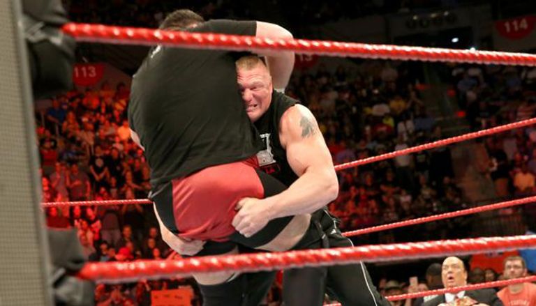 عدد كبير من المصارعين يحاولون الفصل بين ليسنر وجو