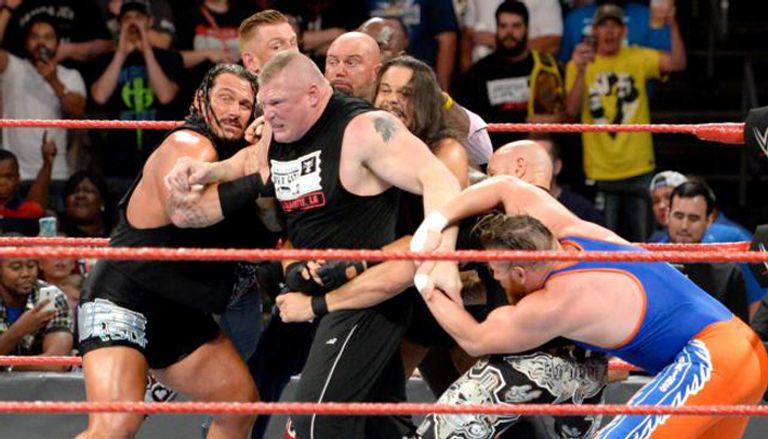 عدد كبير من المصارعين يحاولون الفصل بين ليسنر وجو