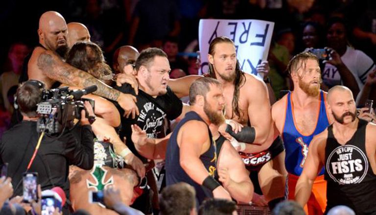 عدد كبير من المصارعين يحاولون الفصل بين ليسنر وجو