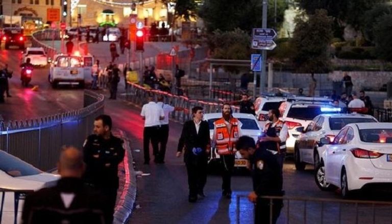 الشرطة الإسرائيلية في موقع الهجوم (رويترز)