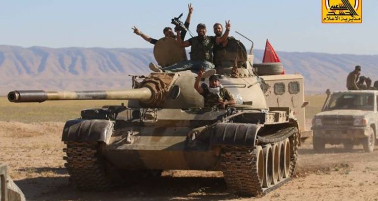 مليشيا الحشد تحتفل بسيطرتها على البعاج صور مرشد ثورة إيران خامنئي تعلو في البعاج (الجارديان)