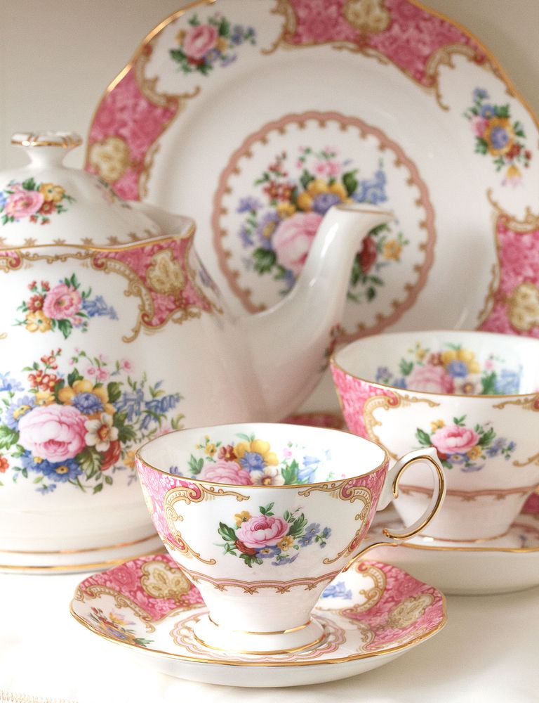 أوانٍ ببريق الذهب لسفرة عيد الفطر 2017