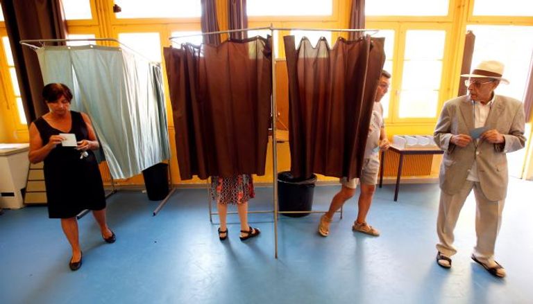 فرنسيون يدلون بأصواتهم في الجولة الثانية من الانتخابات