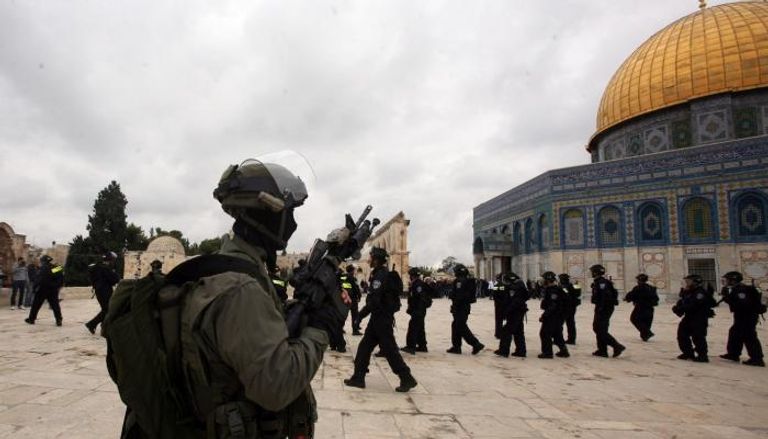 الشرطة الإسرائيلية تقتحم الأقصى