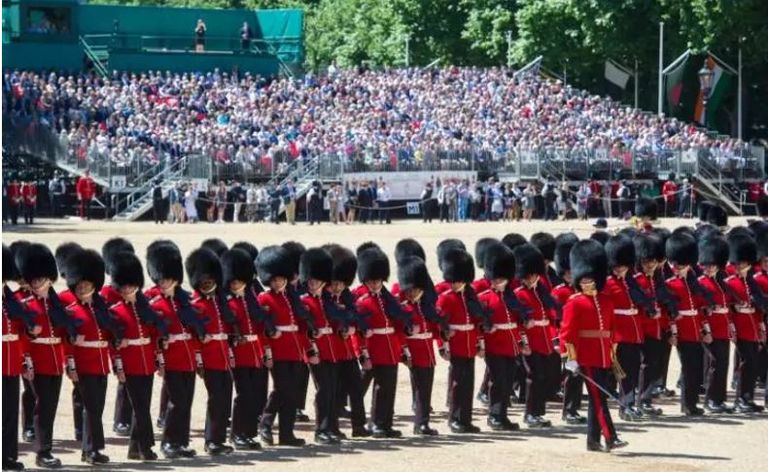 العائلة البريطانية المالكة في الاحتفال