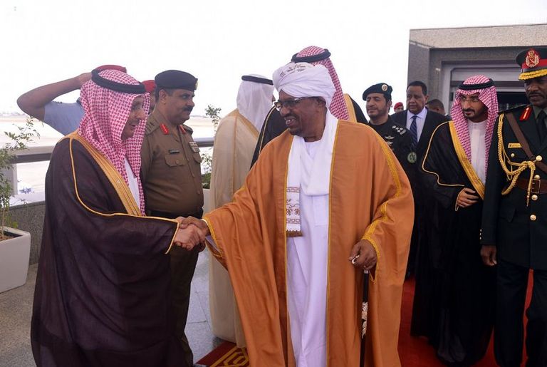 الأمير عبدالله بن بندر بن عبد العزيز برفقة الرئيس السوداني ومرافقيه