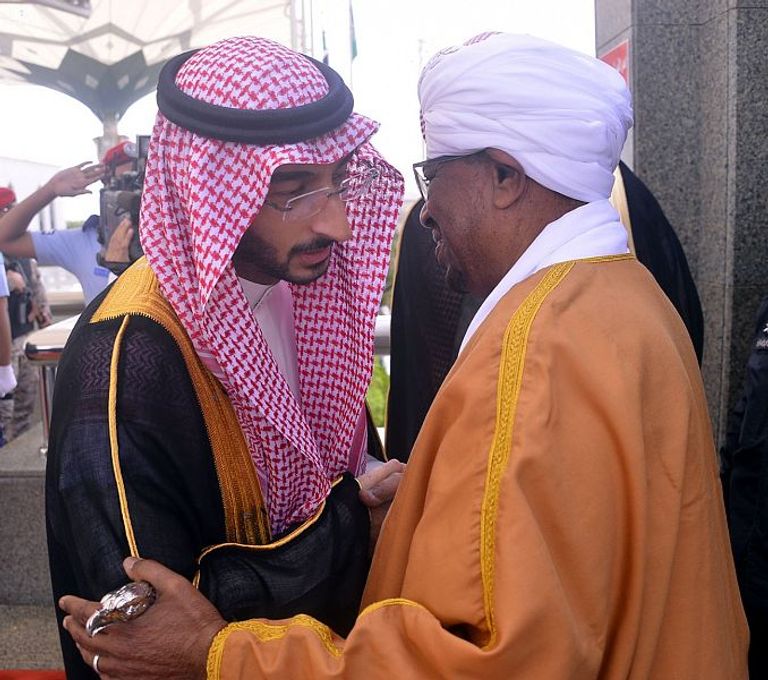 الأمير عبدالله بن بندر بن عبد العزيز برفقة الرئيس السوداني ومرافقيه