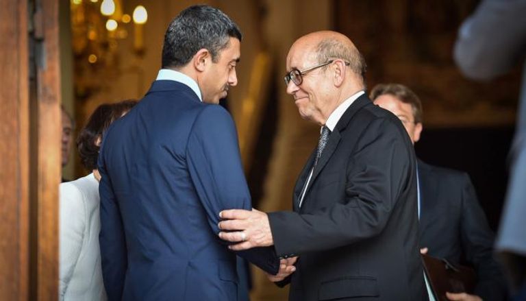 الشيخ عبد الله بن زايد آل نهيان يصافح وزير الشؤون الخارجية الفرنسي 