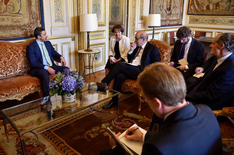 الشيخ عبد الله بن زايد آل نهيان يصافح وزير الشؤون الخارجية الفرنسي 