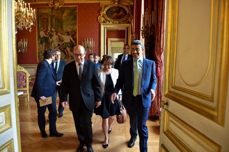 الشيخ عبد الله بن زايد آل نهيان يصافح وزير الشؤون الخارجية الفرنسي 