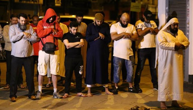 المصلون يؤدون الصلاة بعد الحادث 