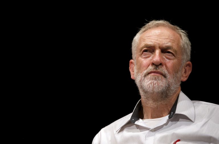 المصلون يؤدون الصلاة بعد الحادث