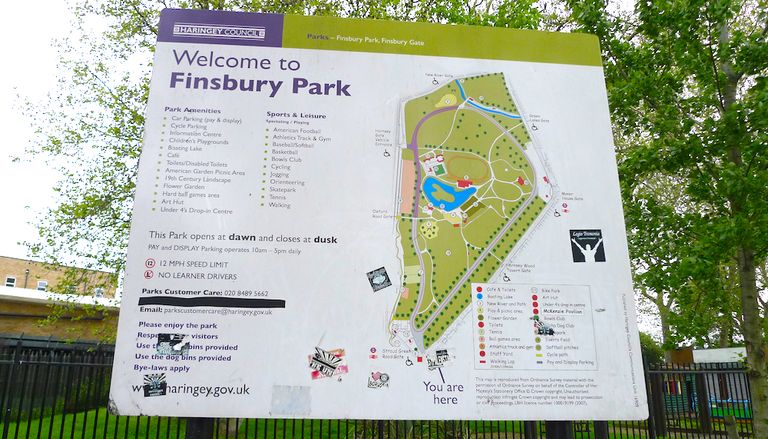 المصلون يؤدون الصلاة بعد الحادث