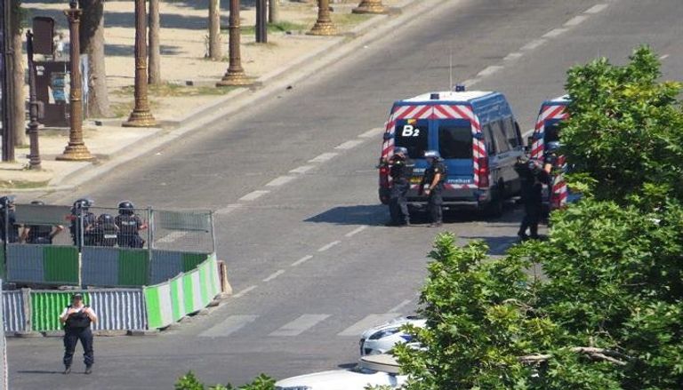 الشرطة الفرنسية تغلق الشانزليزيه بعد تصادم بين سيارة وحافلة للشرطة