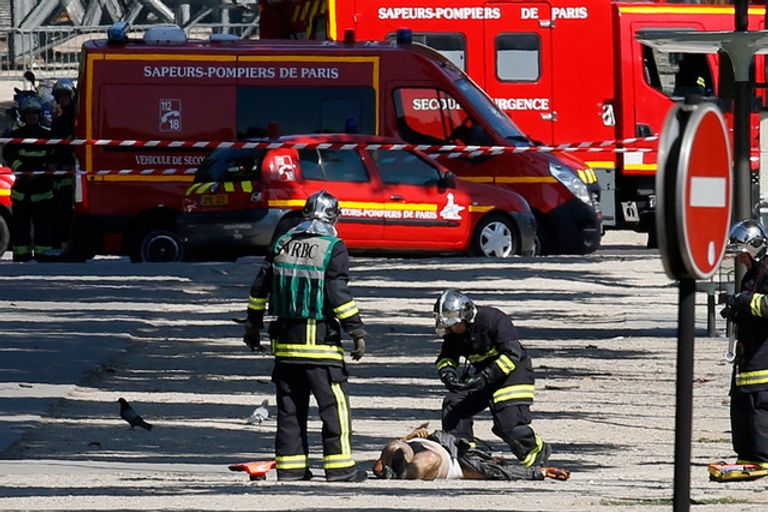 الشرطة تفرض كردونا أمنيا في الشانزليزيه بعد حادث إرهابي