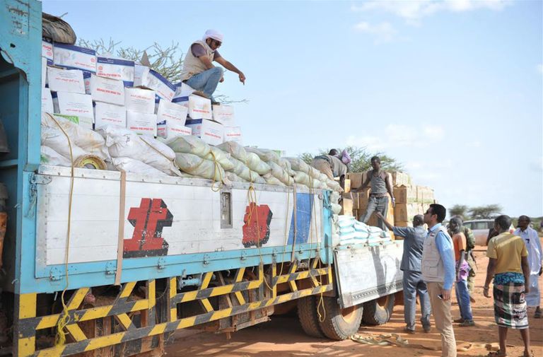 توزيع مساعدات غذائية على أطفال الصومال