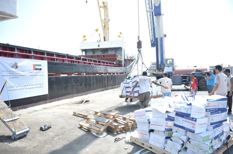 توزيع مساعدات غذائية على أطفال الصومال