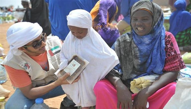 توزيع مساعدات غذائية على أطفال الصومال
