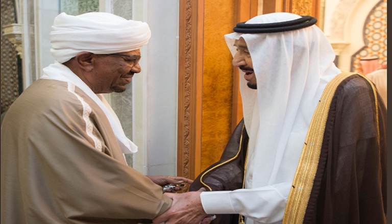 الملك سلمان بن عبد العزيز آل سعود يصافح الرئيس السوداني 