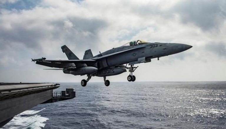 طائرة أمريكية تنطلق من حاملة طائرات في البحر المتوسط - رويترز