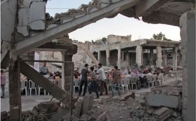 الأطفال في مأدبة الإفطار