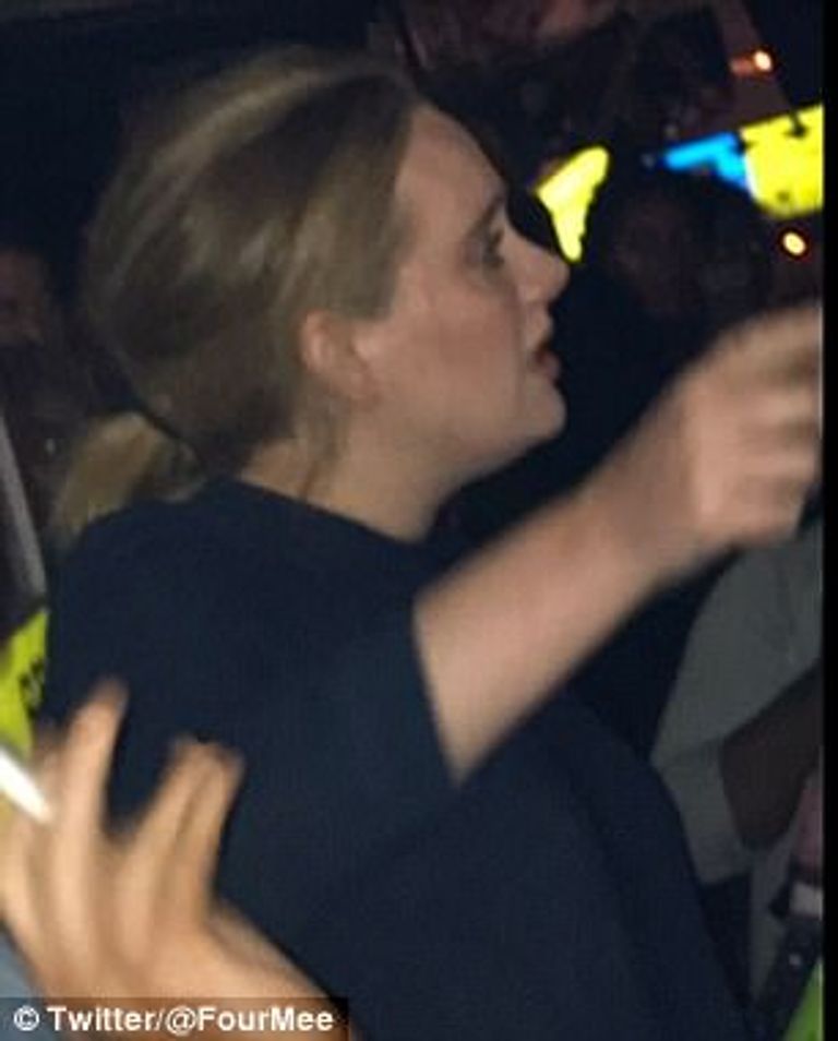 نجمة البوب البريطانية أديل مع رجال مطافئ تشيلسي