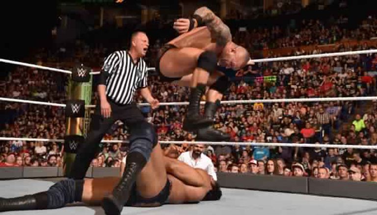 جيندر ماهال يحتفظ ببطولة WWE