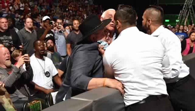 جيندر ماهال يحتفظ ببطولة WWE