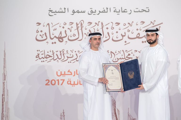 الشيخ سيف بن زايد آل نهيان يكرم الدكتور علي النعيمي 