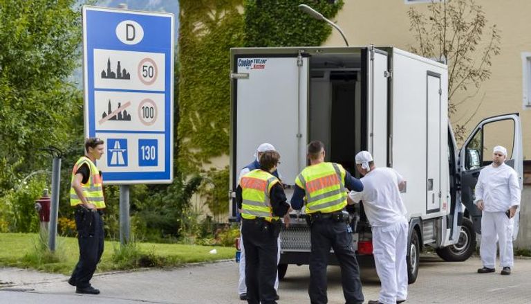 رجال أمن ألمان يفتشون شاحنة تبريد على الحدود بحثا عن لاجئين