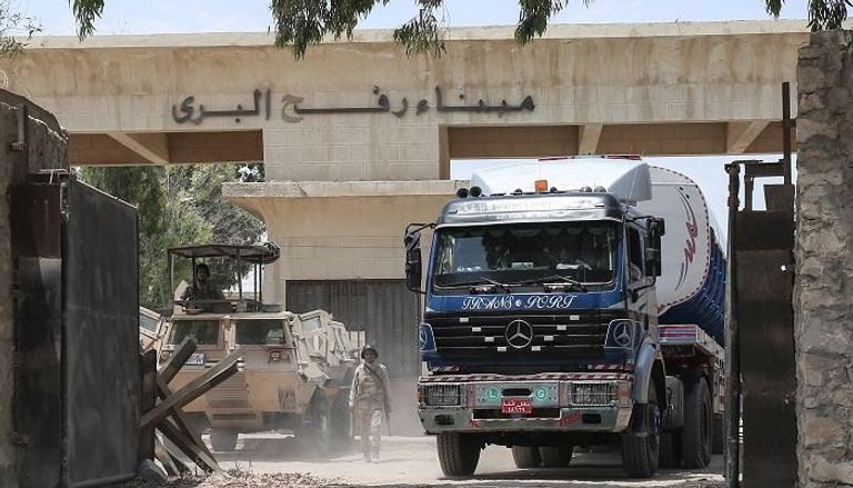 شاحنات الوقود المصرية خلال المرور من معبر رفح - الفرنسية