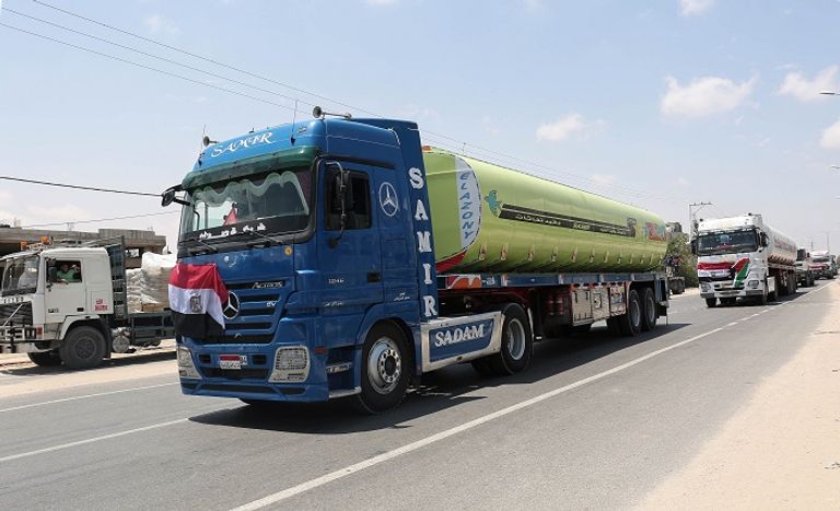شاحنات الوقود المصرية خلال المرور من معبر رفح - الفرنسية