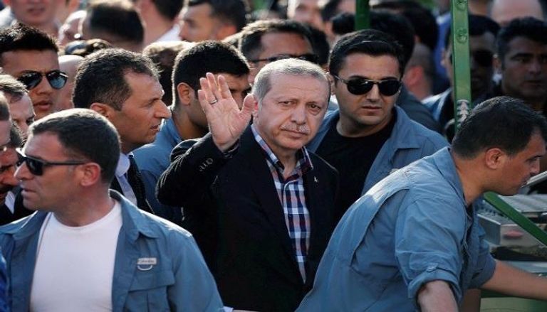 الرئيس التركي رجب طيب أردوغان وسط حراسه