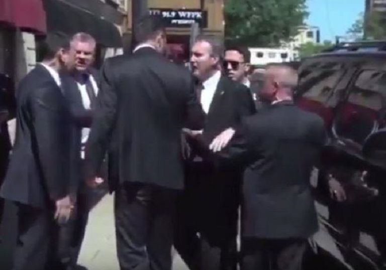 الرئيس التركي رجب طيب أردوغان وسط حراسه 