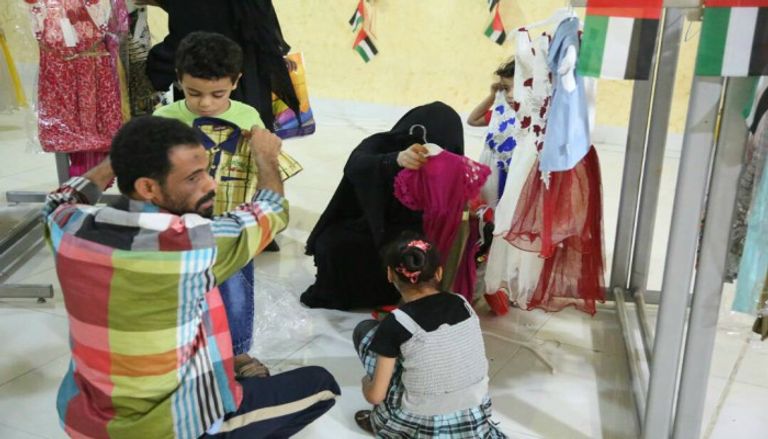 الهلال الأحمر الإماراتي يدشن مشروع كسوة العيد في المكلا 