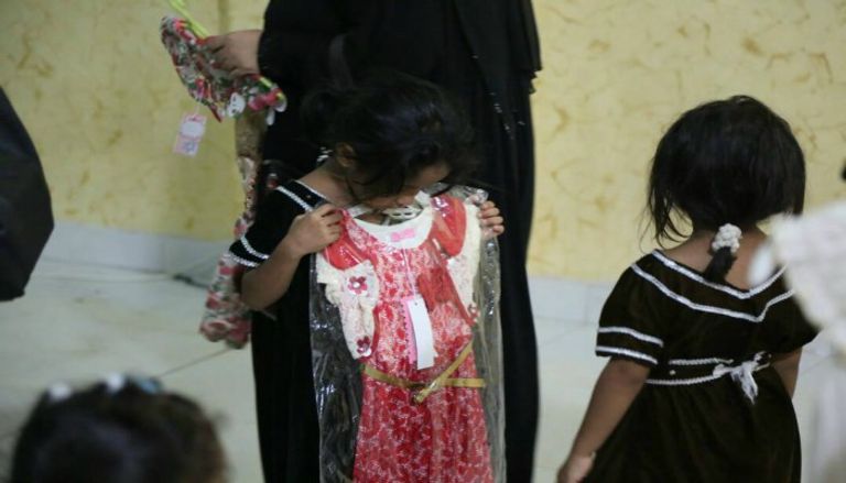 الهلال الأحمر الإماراتي يدشن مشروع كسوة العيد في المكلا 