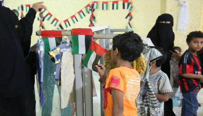 الهلال الأحمر الإماراتي يدشن مشروع كسوة العيد في المكلا 