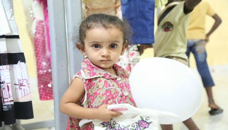 الهلال الأحمر الإماراتي يدشن مشروع كسوة العيد في المكلا 