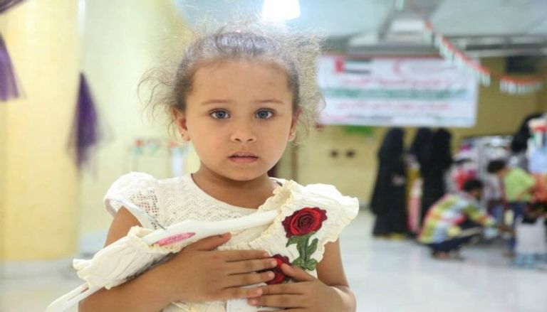 الهلال الأحمر الإماراتي يدشن مشروع كسوة العيد في المكلا 