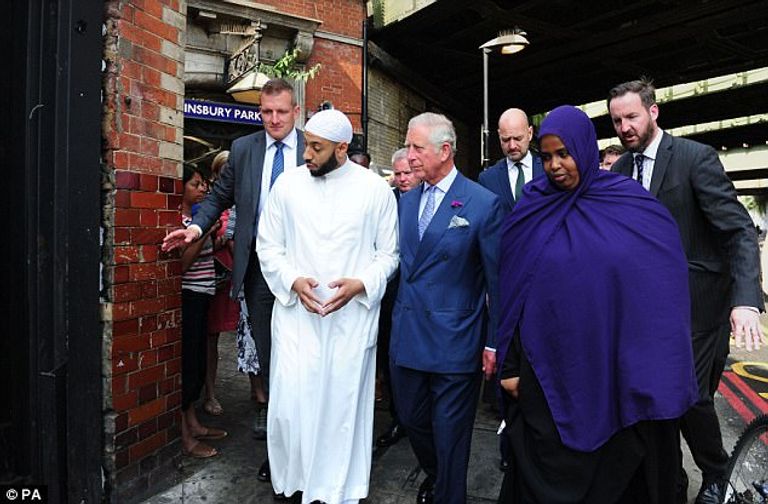 الأمير ويلز أثناء زيارته لموقع الهجوم