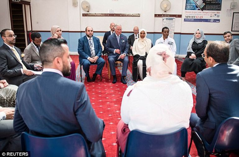 الأمير ويلز أثناء زيارته لموقع الهجوم