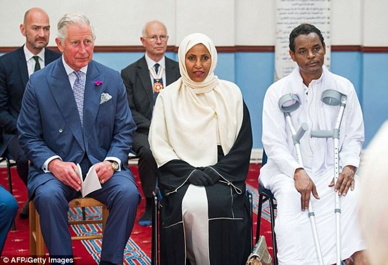 الأمير ويلز أثناء زيارته لموقع الهجوم