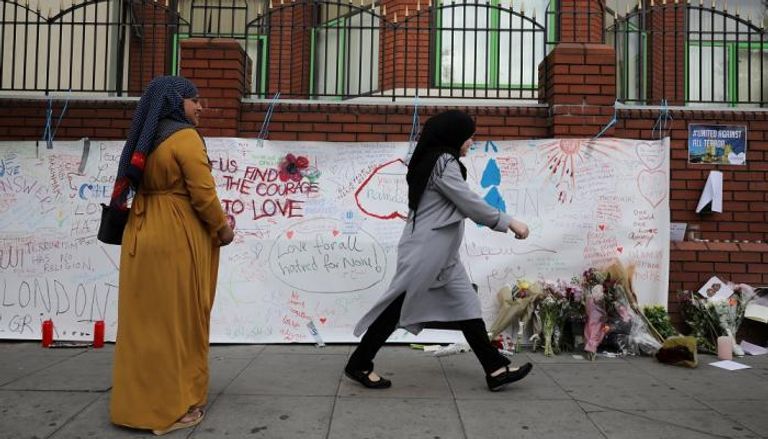مسلمون في موقع حادث مسجد لندن
