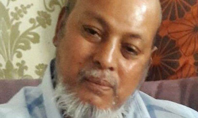 مسلمون في موقع حادث مسجد لندن