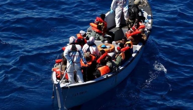 قارب ينقل مهاجرين - أرشيفية